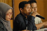 Ketua Panwaslu Kukar Yadi (tengah) meminta kepada tim sukses, parpol pengusung maupun pasangan calon
