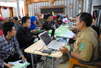 Petugas dari Bagian Kesra saat melayani para mahasiswa melakukan proses registrasi ulang penerima beasiswa Kukar tahun lalu