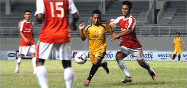 Mitra Kukar senior (merah) beruji coba dengan Mitra Kukar U-21 (kuning) di Stadion Aji Imbut, Tenggarong Seberang, Sabtu (12/04) malam