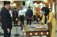 Bupati Rita Widyasari menandatangani berita acara pelantikan 7 pejabat eselon II Pemkab Kukar
