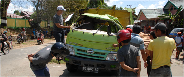 Kecelakaan tunggal truk Hino 300 di Tenggarong, Sabtu (31/05) siang, menyebabkan sopir truk mengalami luka parah