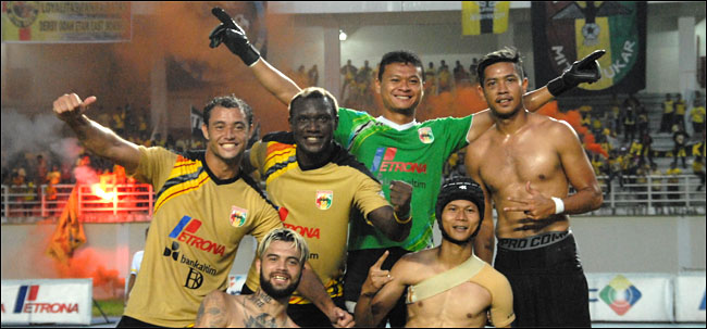 Ekspresi kegembiraan pemain Mitra Kukar setelah menutup laga terakhir putaran kedua ISL 2014 dengan kemenangan atas PSM Makassar