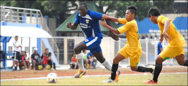 Herman Dzumafo mencetak 2 gol dalam laga uji coba melawan Mitra Kukar U-21 di Stadion Rondong Demang, Tenggarong, Sabtu (19/07) kemarin
