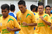 Para pemain Mitra Kukar U-21 saat melakukan latihan di Stadion Aji Imbut