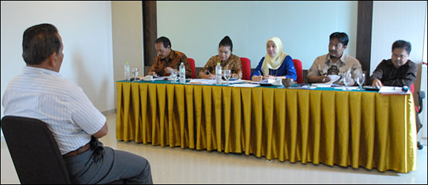 Lima orang anggota tim seleksi menguji para calon Anggota KPU Kukar melalui tes wawancara 