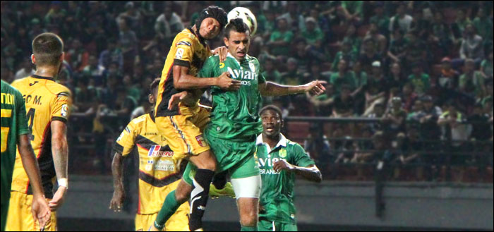 Dedi Gusmawan duel di udara dengan Otavio Dutra dalam laga perdana Persebaya vs Mitra Kukar di Stadion Gelora Bung Tomo, Surabaya, Minggu (05/04) malam