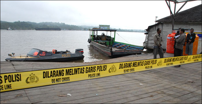 Garis polisi telah dipasang di depan dermaga ferry tradisional Maruli Padang Raya, Kelurahan Sukarame, Tenggarong, setelah insiden tenggelamnya sebuah kapal ferry tradisional