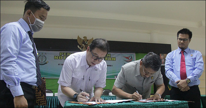 Dirut PT Tunggang Parangan Awang Muhammad Luthfi dan Kajari Kukar Darmo Wijoyo saat menandatangani MOU