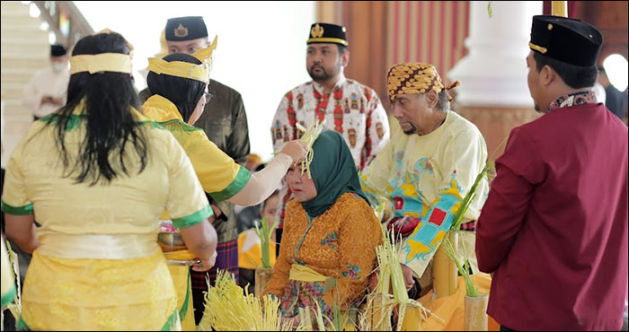 Suasana prosesi adat Beluluh terhadap Sultan Kutai dan permaisuri di Kedaton Kutai Kartanegara, Tenggarong, Rabu (21/09) pagi