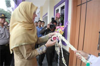 Bupati Kukar Rita Widyasari meresmikan ruang kuliah hasil renovasi dengan menggunakan dana sumbangan PT Sinar Kumala Naga