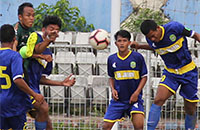 Pemain Loa Janan menghalau bola dari daerah pertahanannya