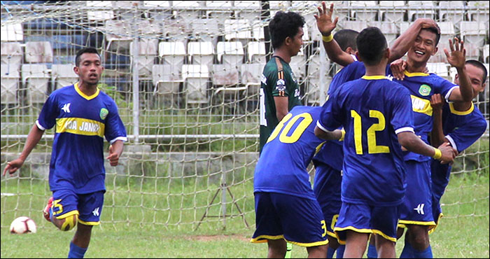 Para pemain Kecamatan Loa Janan merayakan gol yang dicetak Anas Dedi Irawan ke gawang Tenggarong