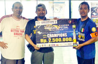 Ketua PRMI Kukar Salehuddin Muhammad (tengah) menyerahkan hadiah Juara I secara simbolis kepada kapten tim ICI Moratti Tenggarong
