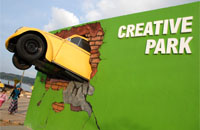 Monumen mobil menembus tembok di Creative Park ini bisa menjadi latar belakang pilihan penggemar foto narsis selain huruf raksasa TENGGARONG