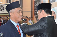Ketua DPRD Kukar H Salehudin menyematkan pin tanda Anggota DPRD Kukar kepada Harunu Rasyid