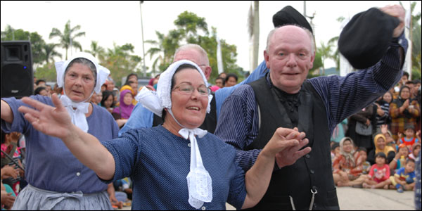 Penampilan opa dan oma dari negeri Belanda mendapat sambutan hangat publik Tenggarong