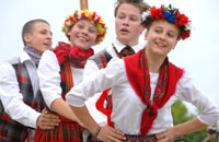 Para remaja Latvia tampil membawakan tarian Suka Cita 