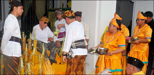 Sultan Kutai H Adji Mohd Salehoeddin II melakukan ritual Ketikai Lepas di akhir pelaksanaan upacara adat Beluluh