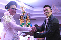 Erica Frestecya dari Samarinda menerima trofi Juara Umum Kategori A yang diserahkan Ibnu Farabi dari Hotel Grand Elty Singgasana
