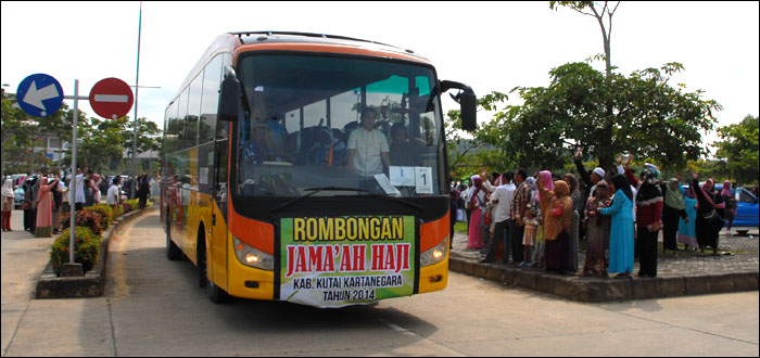 Rombongan jamaah calhaj Kukar yang tergabung dalam Kloter 6 Embarkasi Balikpapan diberangkatkan menuju Asrama Haji Balikpapan dengan menggunakan 9 unit bus