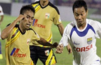 Fadil Sausu berebut bola dengan M Ridwan 