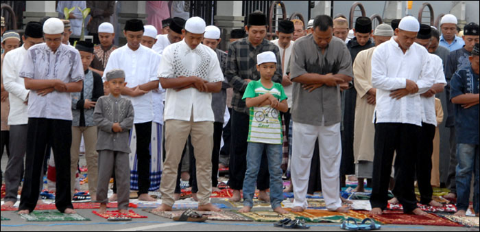 Warga melaksanakan salat Ied di Masjid Al Qadar, Kelurahan Melayu, Tenggarong, yang meluber hingga di Jalan Danau Jempang