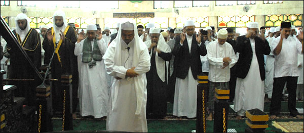 Pelaksanaan salat Ied di Masjid Agung Sultan Sulaiman yang dipimpin H Sukri Al Hafidz, yang dilanjutkan dengan khutbah oleh Syekh Ali Jaber (kiri)