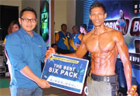 Ketua KNPI Kukar menyerahkan hadiah uang pembinaan Rp 2 juta untuk Imam Sukardi selaku jawara Body Contest kategori The Best Six Pack