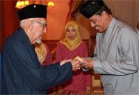 Sultan HAM Salehoeddin II memberikan potongan Tambak Rasul pertama kepada Wabup HM Ghufron Yusuf