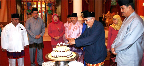Sultan Kutai HAM Salehoeddin II memotong Tambak Rasul pada acara syukuran hari ulang tahunnya yang ke-88