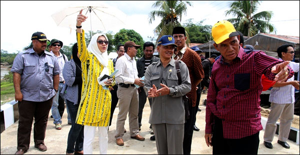 Bupati Kukar Rita Widyasari dan rombongan saat melihat langsung pengerjaan proyek peningkatan jalan di Kecamatan Kembang Janggut