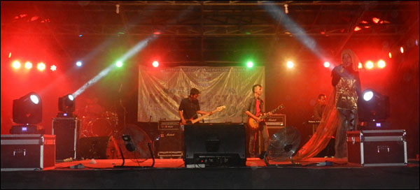 Konser Khatulistiwa 'Handil Untuk Semua' dimeriahkan berbagai aksi anak muda Muara Jawa, salah satunya band Sun Shine In The Night