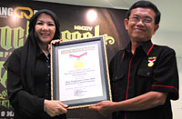 Bupati Rita Widyasari menerima penghargaan MURI sebagai pemrakarsa Pagelaran Musik Rock Gratis Terbesar di Indonesia