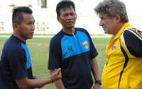 Tim pelatih Mira Kukar, Rudy Eka Priyamda, Sukardi 'Kardok' dan pelatih kepala Stefan Hansson, mengincar kemenangan pada laga pertama IIC 2014 Zona Kalimantan menghadapi Persiba Balikpapan