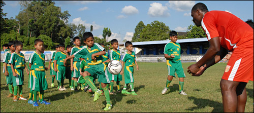 Pierre Njanka ikut melatih anak-anak anggota SSB Pemuda dalam coaching clinic di Stadion Rondong Demang, Tenggarong, Senin (12/12) kemarin