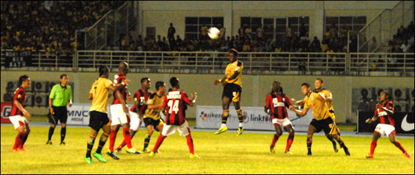 Mitra Kukar saat menghadapi Persipura di Stadion Aji Imbut, Tenggarong Seberang, Selasa (11/02) malam. Pertandingan berakhir imbang 0-0 untuk kedua tim