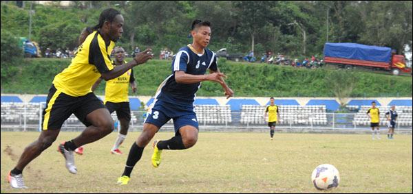 Erick Weeks Lewis mengejar bola di daerah pertahanan Persikukar dalam laga uji coba di Stadion Rondong Demang