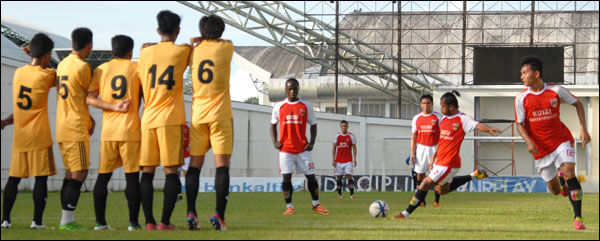 Zulham Zamrun saat melakukan tendangan bebas. Zulham mencetak hattrick dalam laga uji coba di Stadion Aji Imbut, Minggu (05/01) sore