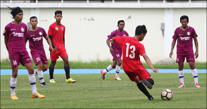 Tim Mitra Kukar U-19 (merah) berhasil menundukkan tim Pertamina MOR VI dengan skor 3-1