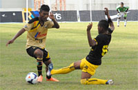 Sholihul Islam mendapat hadangan salah seorang pemain Barito Putera U-21
