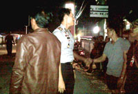 Kapolsek Muara Jawa Iptu Bayu Kurniawan bersama Tim Terpadu Keamanan Muara Jawa membubarkan remaja yang masih nongkrong di tepi jalan hingga tengah malam