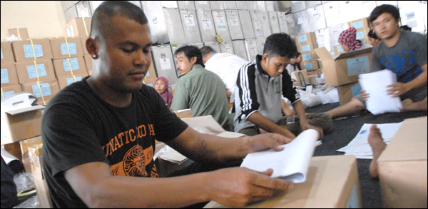 Sekretariat KPU Kukar melibatkan 135 warga untuk melakukan penyortiran serta pelipatan surat suara