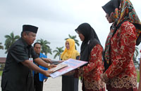 Asisten IV Setkab Kukar H Bahrul menyerahkan hadiah kepada para peraih Pemuda Pelopor Kukar 2014