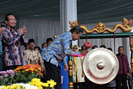 Wapres Boediono didampingi Menteri Pertanian Suswono memukul gong menandai pembukaan Penas KTNA XIII di Kutai Kartanegara