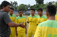 Pelatih tim sepakbola Kukar, Rachmat Hidayat, saat memberikan arahan kepada anak asuhnya