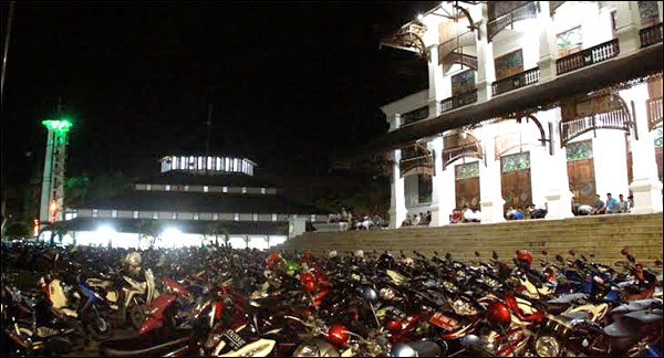 Halaman parkir Kedaton Kutai Kartanegara dipenuhi sepeda motor jamaah salat Tarawih Masjid Jami' Hasanuddin. Sejumlah jamaah bahkan meluber hingga halaman masjid dan teras Kedaton