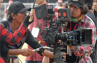Kru film Senja di Kota Raja melakukan pengambilan gambar pada saat pembukaan Erau & IFAF 2014, Minggu (15/06) kemarin