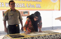 Bupati Rita Widyasari secara simbolis menandatangani berita acara peresmian Pos Penanggulangan Bencana di Kecamatan