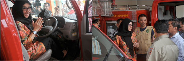 Kiri: Bupati Rita Widyasari menaiki sebuah mobil PMK. Kanan: Bupati Kukar saat meninjau Pos Penanggulangan Bencana di Kecamatan Tenggarong Seberang