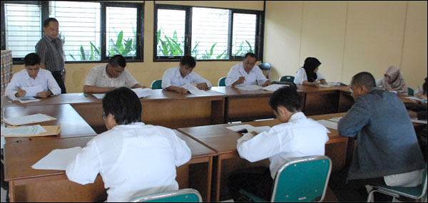 Pelaksanaan SPMB Unikarta yang diikuti pendaftar kelas khusus